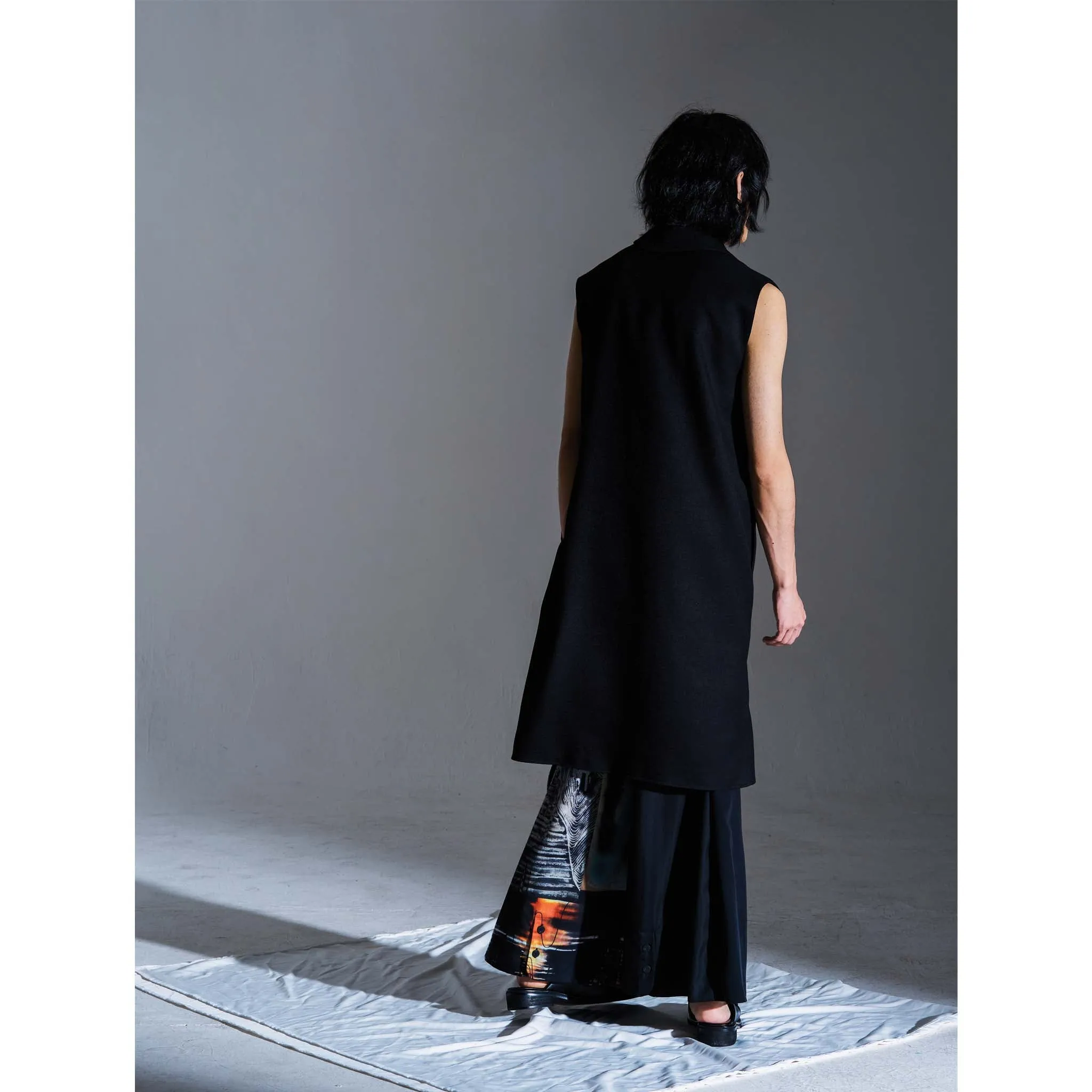 SOUNDWAVE PRINTS SLEEVELESS LONG COAT